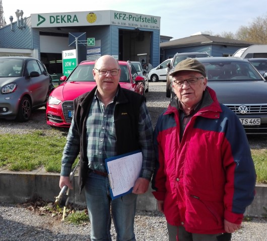 Frank und Hartwig vor der Dekra