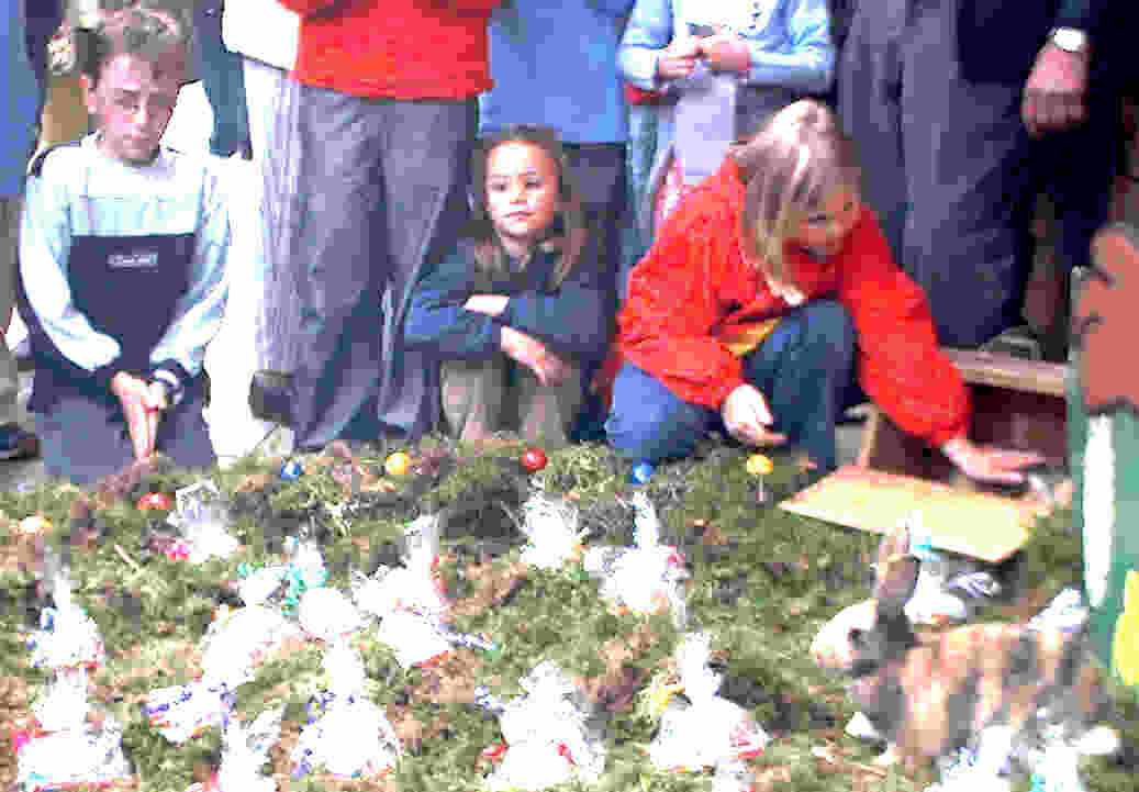 Kinder und der lebendige
              Osterhase